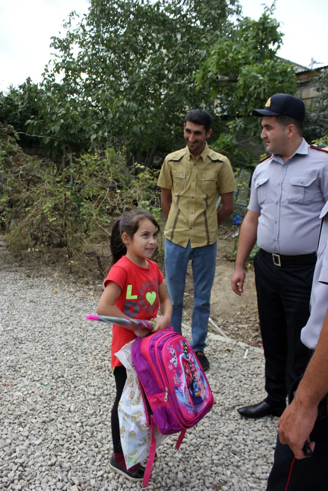 Siyəzəndə polis aztəminatlı ailələrə - YARDIM EDİB