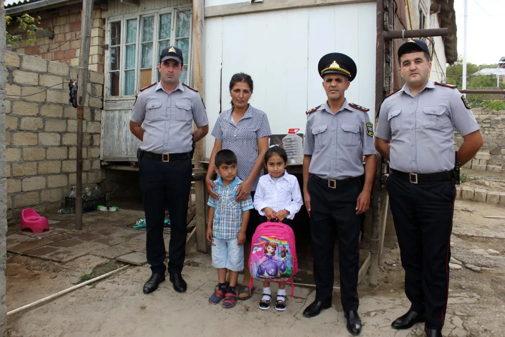 Siyəzəndə polis aztəminatlı ailələrə - YARDIM EDİB