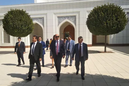 Əbülfəs Qarayev Özbəkistanda