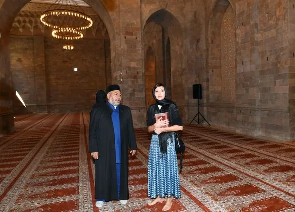 Şamaxı cümə məscidinin imamı Mehriban Əliyevaya - Quran hədiyyə etdi - FOTOLAR