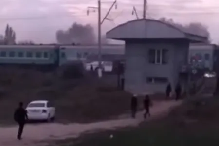 Qatarla avtobus toqquşdu - ÖLƏN VƏ YARALANANLAR VAR - DƏHŞƏTLİ VİDEO