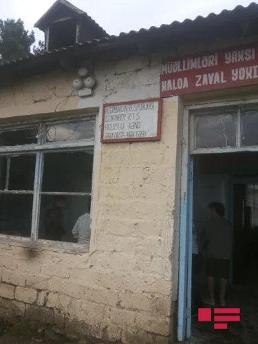 Azərbaycanda yeni dərs ilinin ilk günü məktəbin - TAVANI ÇÖKDÜ - FOTO