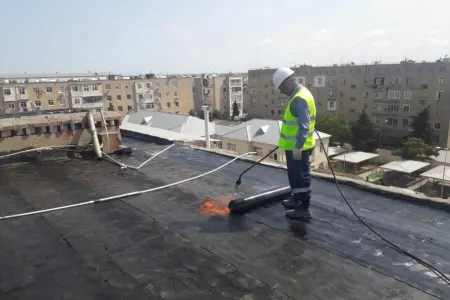 Bakının bu rayonunda binaların dam örtükləri - təmir olunur