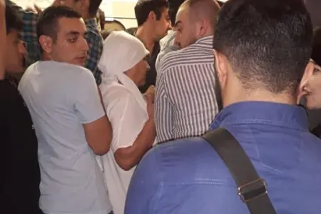 Metroda sıxlıq- - insanlar qatarlara minə bilmədi