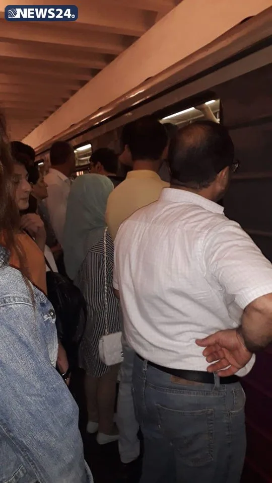 Metroda sıxlıq- - insanlar qatarlara minə bilmədi