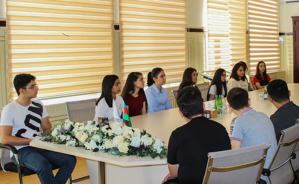 BDU rektoru Prezident təqaüdçüləri ilə görüşdü