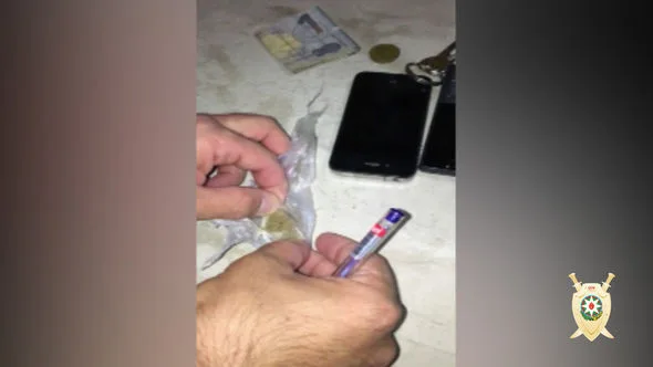 Narkotik satıcısının evindən külli miqdarda heroin çıxdı