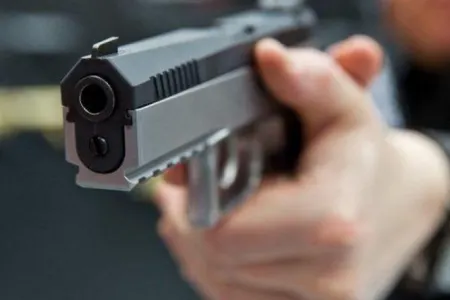 Keçmiş məhkum polisləri silahla HƏDƏLƏDİ - Azərbaycanda