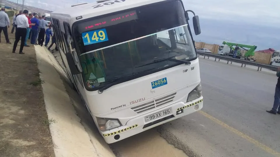 Bakıda avtobus drenaj xəttinə düşdü, 1 nəfər - XƏSARƏT ALDI - FOTO