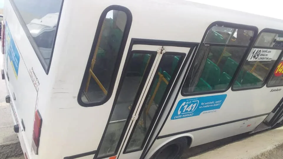 Bakıda avtobus drenaj xəttinə düşdü, 1 nəfər - XƏSARƏT ALDI - FOTO