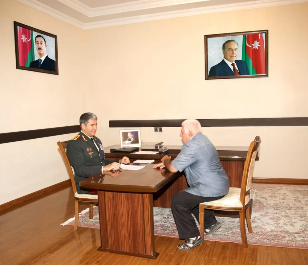 Vilayət Eyvazov vətəndaşların müraciətlərini dinlədi