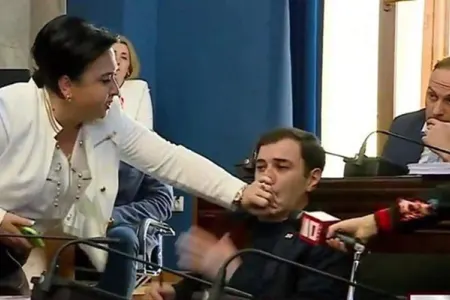 Gürcüstanda qadın deputat kişi həmkarını vurdu - Video