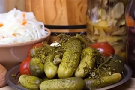 Plastik qablarda turşu qoymaq təhlükəlidir