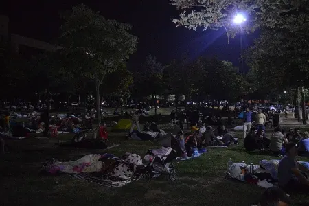 Zəlzələ təşvişi - İnsanlar parklarda gecələdi - FOTO - VİDEO