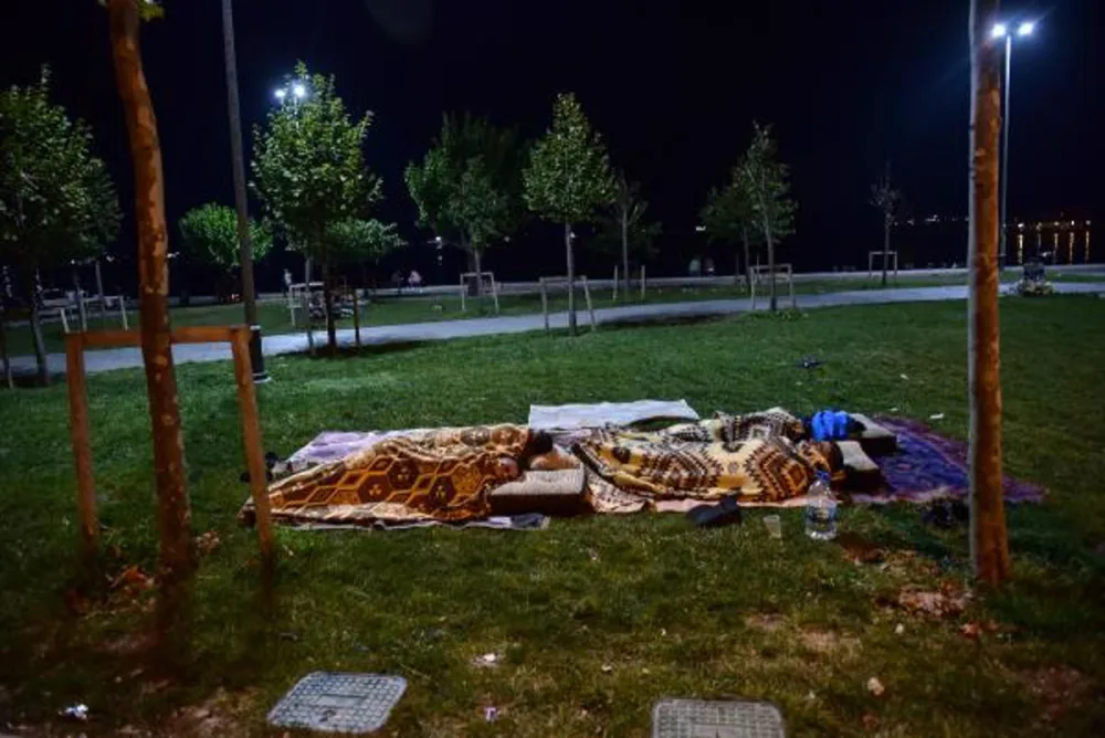 Zəlzələ təşvişi - İnsanlar parklarda gecələdi - FOTO - VİDEO