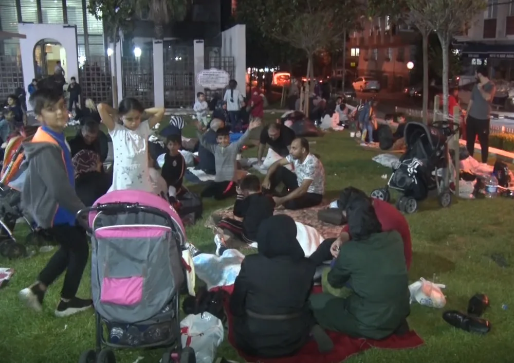 Zəlzələ təşvişi - İnsanlar parklarda gecələdi - FOTO - VİDEO