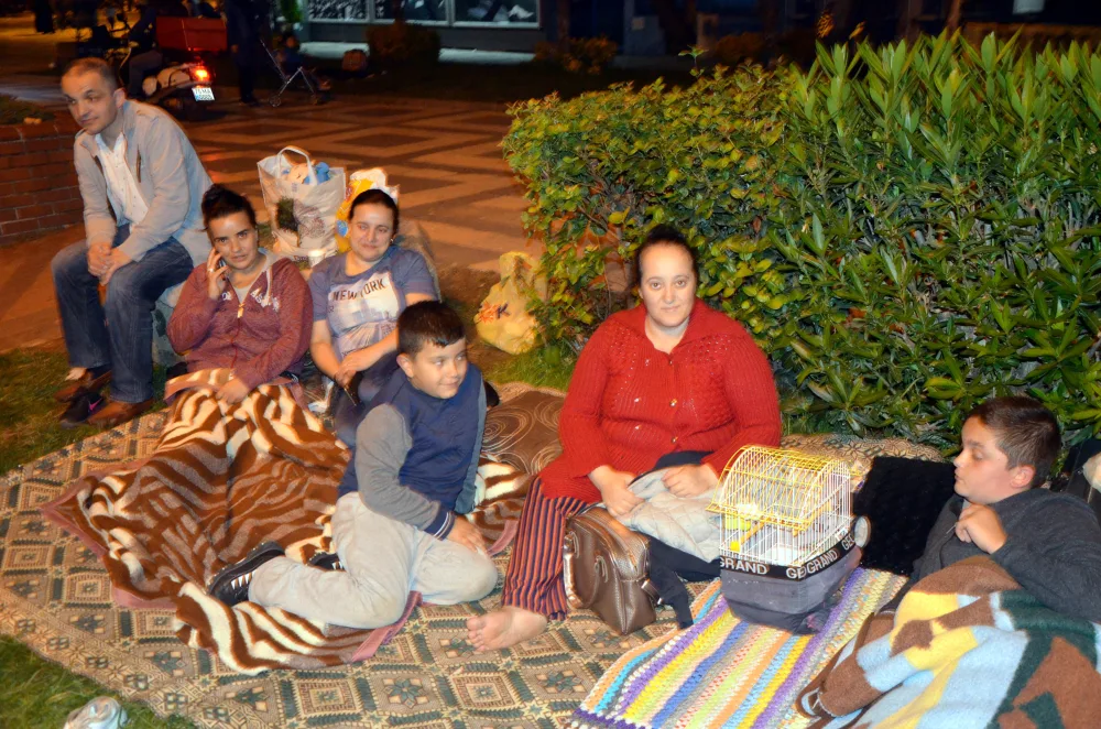 Zəlzələ təşvişi - İnsanlar parklarda gecələdi - FOTO - VİDEO