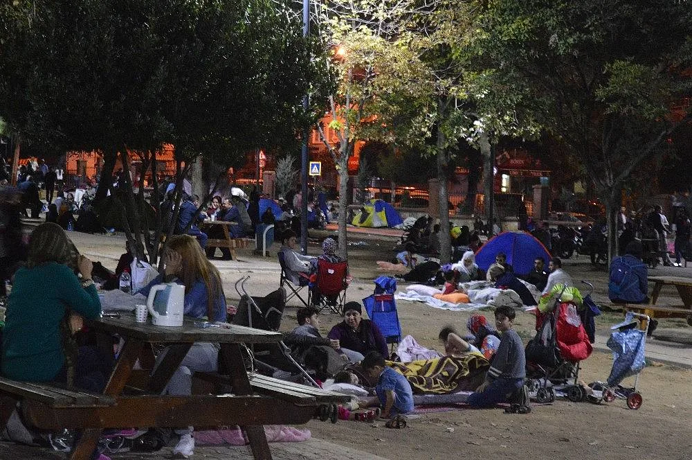 Zəlzələ təşvişi - İnsanlar parklarda gecələdi - FOTO - VİDEO