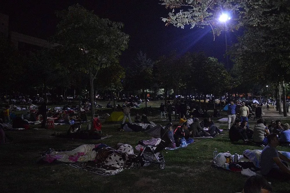 Zəlzələ təşvişi - İnsanlar parklarda gecələdi - FOTO - VİDEO