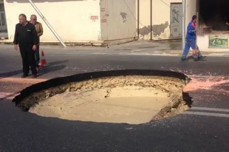 Bakıda yol çökdü