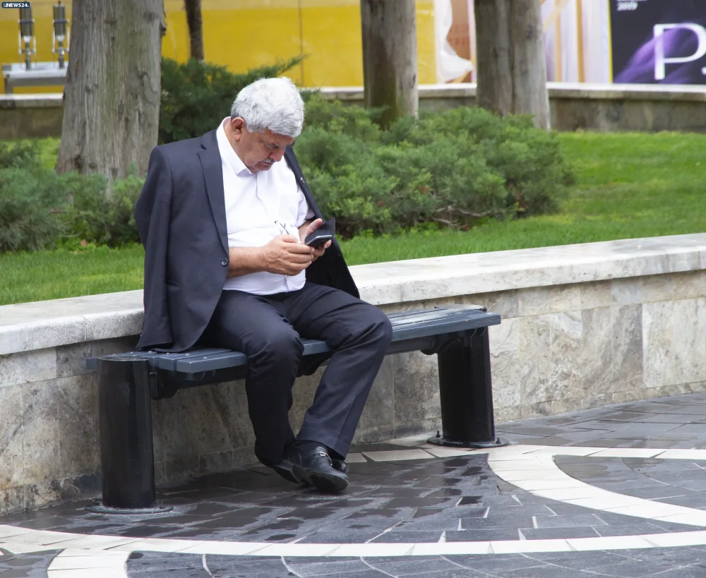 "A bala, əlindəkini yerə qoy" - TELEFONLA OYNAYAN AHILLARIMIZ - FOTOREPORTAJ