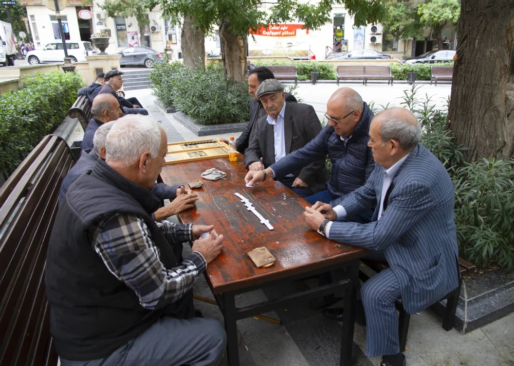 "A bala, əlindəkini yerə qoy" - TELEFONLA OYNAYAN AHILLARIMIZ - FOTOREPORTAJ