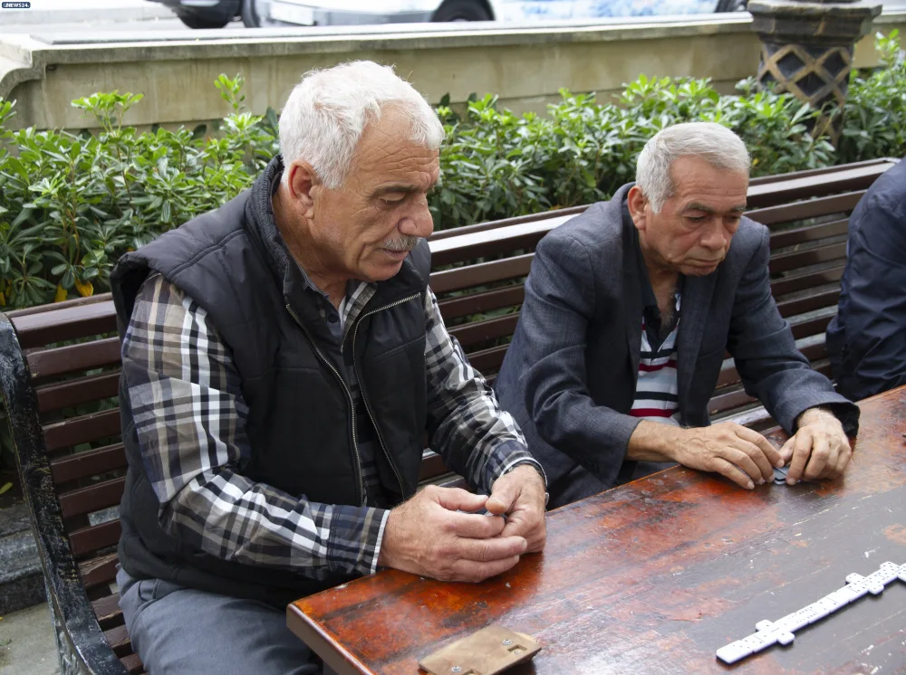 "A bala, əlindəkini yerə qoy" - TELEFONLA OYNAYAN AHILLARIMIZ - FOTOREPORTAJ