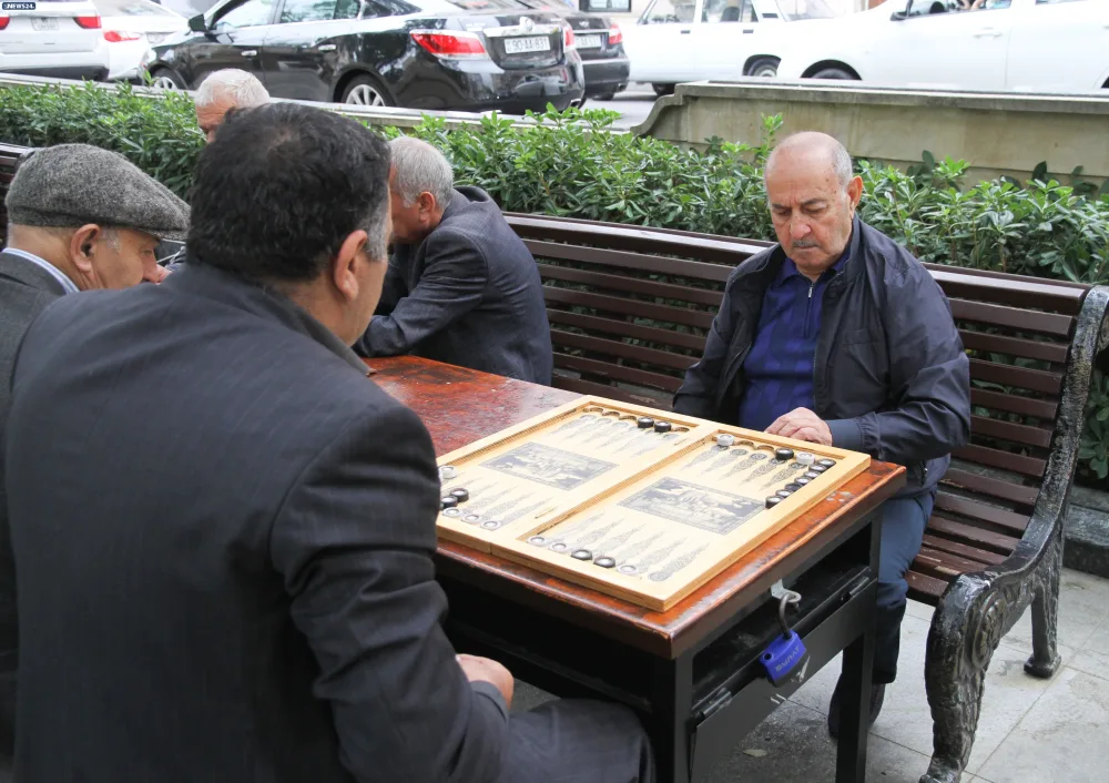 "A bala, əlindəkini yerə qoy" - TELEFONLA OYNAYAN AHILLARIMIZ - FOTOREPORTAJ