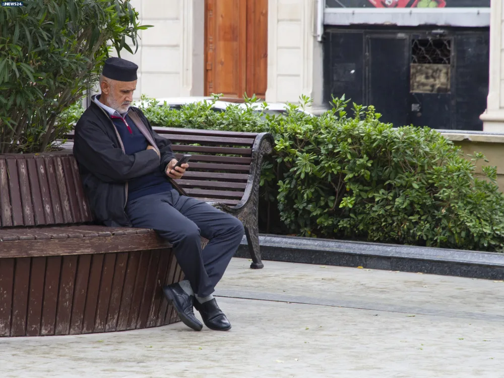"A bala, əlindəkini yerə qoy" - TELEFONLA OYNAYAN AHILLARIMIZ - FOTOREPORTAJ