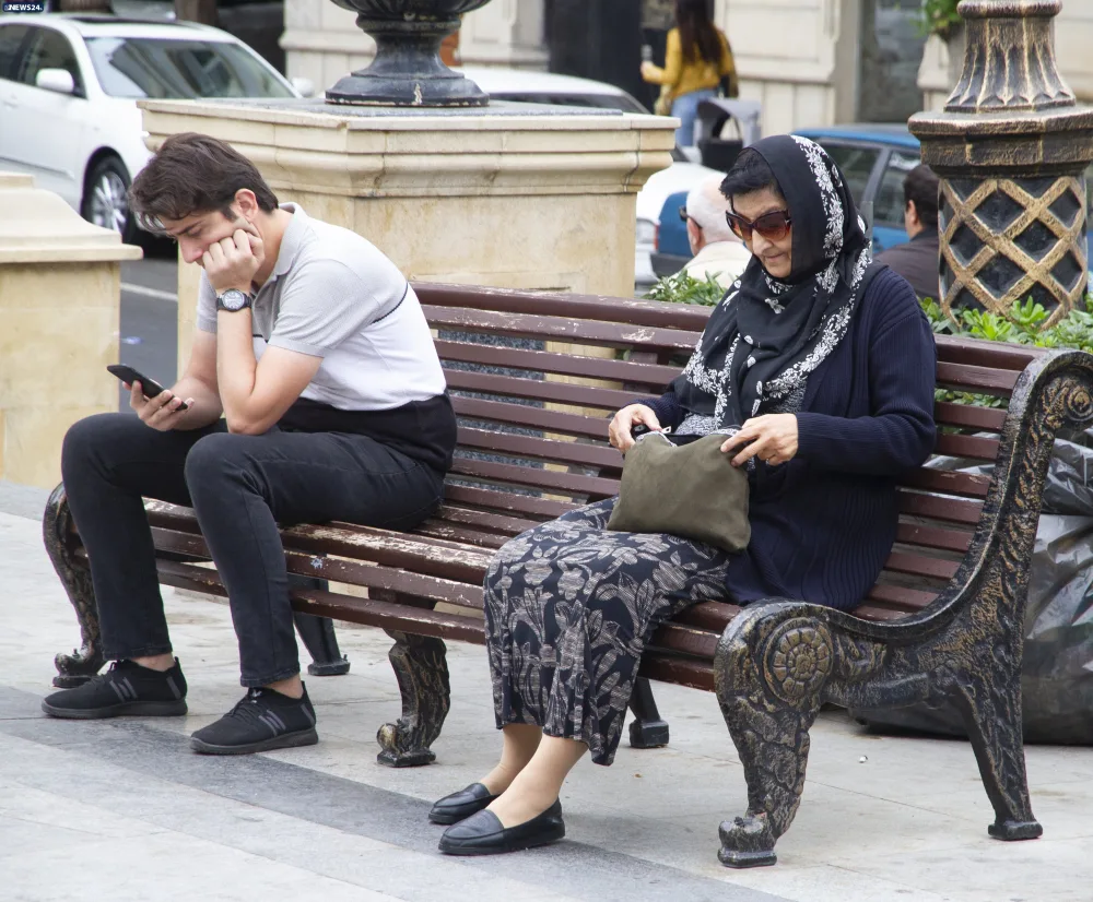 "A bala, əlindəkini yerə qoy" - TELEFONLA OYNAYAN AHILLARIMIZ - FOTOREPORTAJ