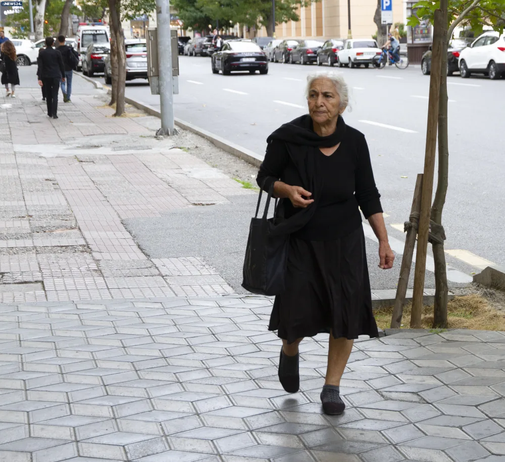 "A bala, əlindəkini yerə qoy" - TELEFONLA OYNAYAN AHILLARIMIZ - FOTOREPORTAJ