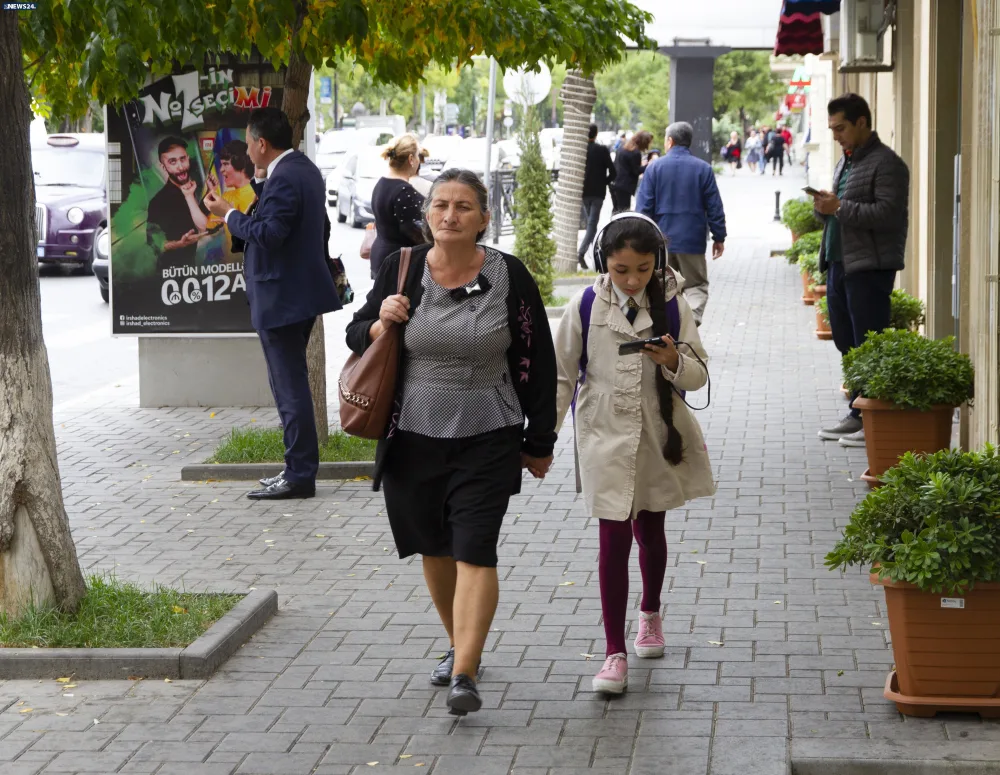 "A bala, əlindəkini yerə qoy" - TELEFONLA OYNAYAN AHILLARIMIZ - FOTOREPORTAJ