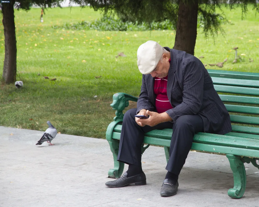 "A bala, əlindəkini yerə qoy" - TELEFONLA OYNAYAN AHILLARIMIZ - FOTOREPORTAJ