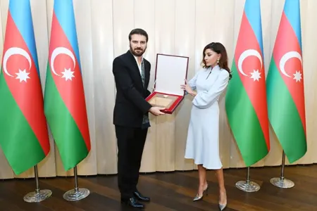 Mehriban Əliyeva Sami Yusufu - FƏXRİ DİPLOMLA MÜKAFATLANDIRDI - FOTO