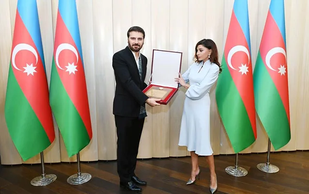 Mehriban Əliyeva Sami Yusufu - FƏXRİ DİPLOMLA MÜKAFATLANDIRDI - FOTO