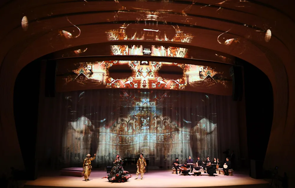 Mehriban Əliyeva və Leyla Əliyeva - Nəsimi Festivalının bağlanış qala-tamaşasında -FOTOLAR