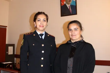 Polis keçmiş məhkuma - KÖMƏK ETDİ - FOTO
