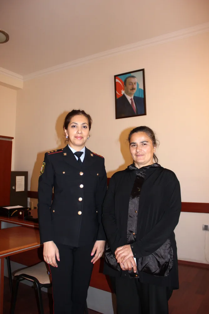 Polis keçmiş məhkuma - KÖMƏK ETDİ - FOTO