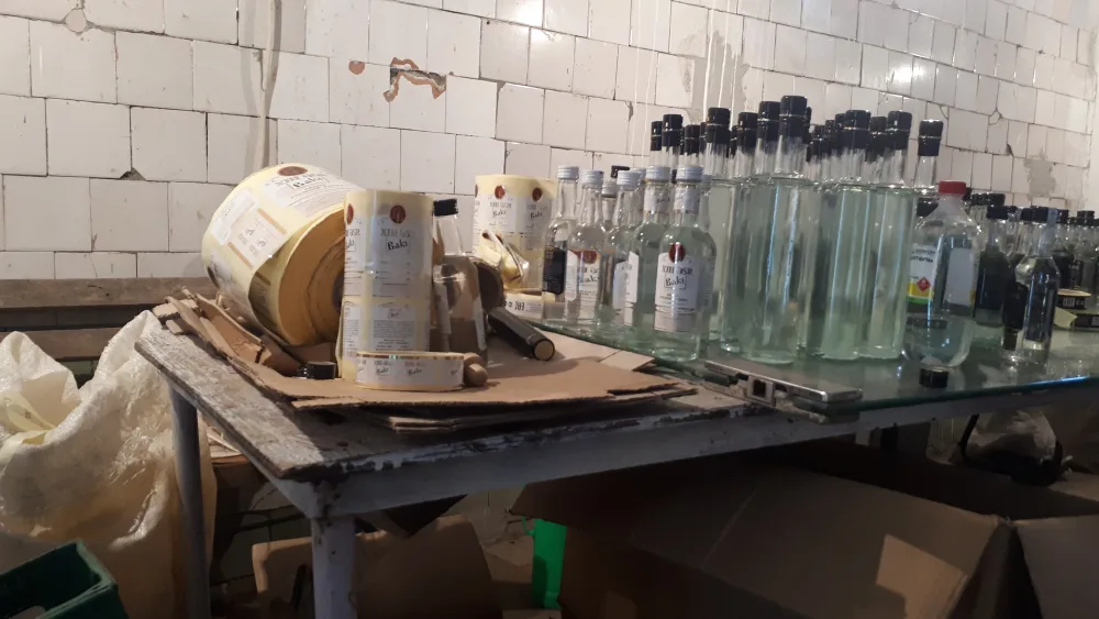 Kustar üsulla hazırlanan araqlar tutuldu - Şok fakt