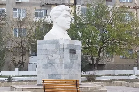 "Müşfiqin büstünün o formada götürülməsini müsbət qarşılaya bilmərik" - MƏDƏNİYYƏT NAZİRLİYİ