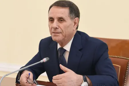 Baş Nazir müəllimləri təbrik etdi