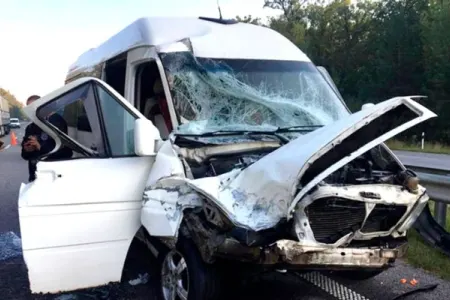 Mikroavtobusla yük maşını toqquşdu, - sərnişinlər yaralandı