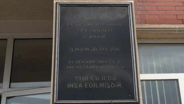 Yeni istifadəyə verilən məktəb çökür - -FOTOLAR