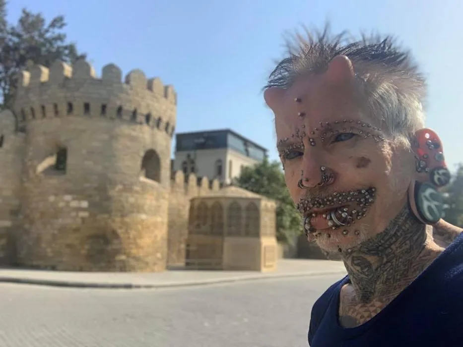 Dünyanın ən çox pirsinq daşıyan adamı Bakıda: - "Şeytana inanmıram" -FOTOLAR