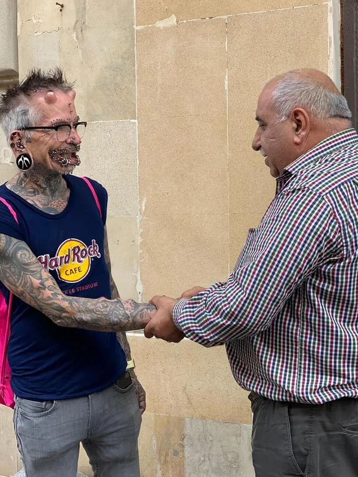 Dünyanın ən çox pirsinq daşıyan adamı Bakıda: - "Şeytana inanmıram" -FOTOLAR