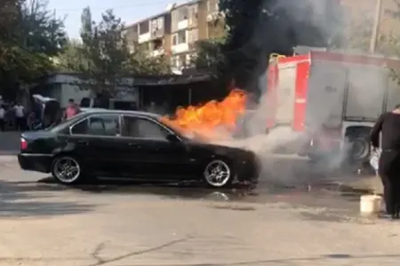 Sahibinin gözünün qabağında BMW yandı kül oldu - -Bakıda + VİDEO