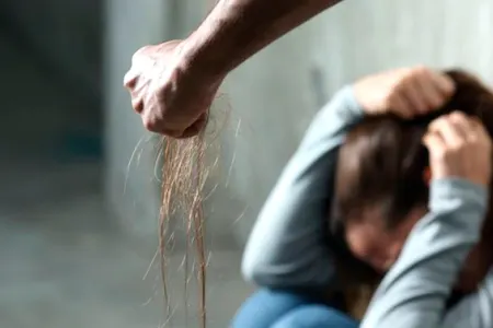 18 yaşlı qızı döyüb - YOL KƏNARINA ATDILAR