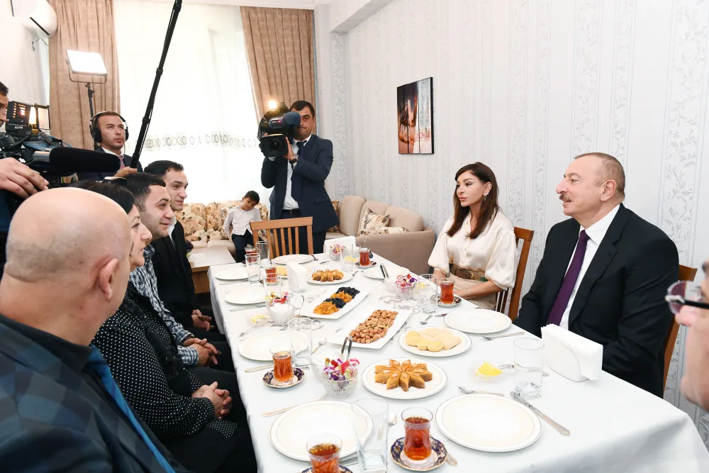İlham Əliyev və Mehriban Əliyeva - “Qobu Park-2” yaşayış kompleksinin AÇILIŞINDA - FOTOLAR - YENİLƏNİB