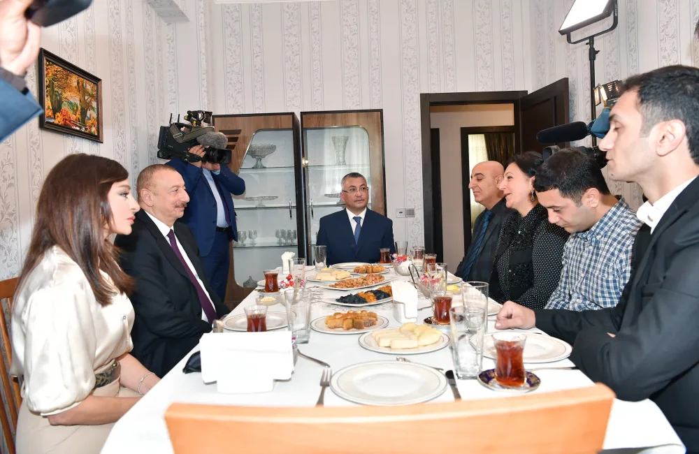 İlham Əliyev və Mehriban Əliyeva - “Qobu Park-2” yaşayış kompleksinin AÇILIŞINDA - FOTOLAR - YENİLƏNİB