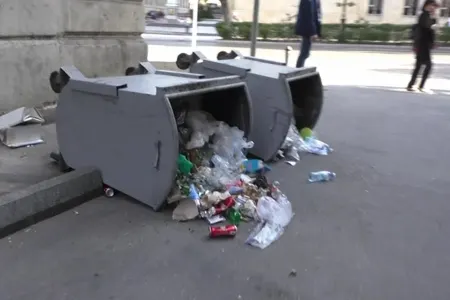 Piket iştirakçıları zibil qutularını - AŞIRDI - FOTOLAR